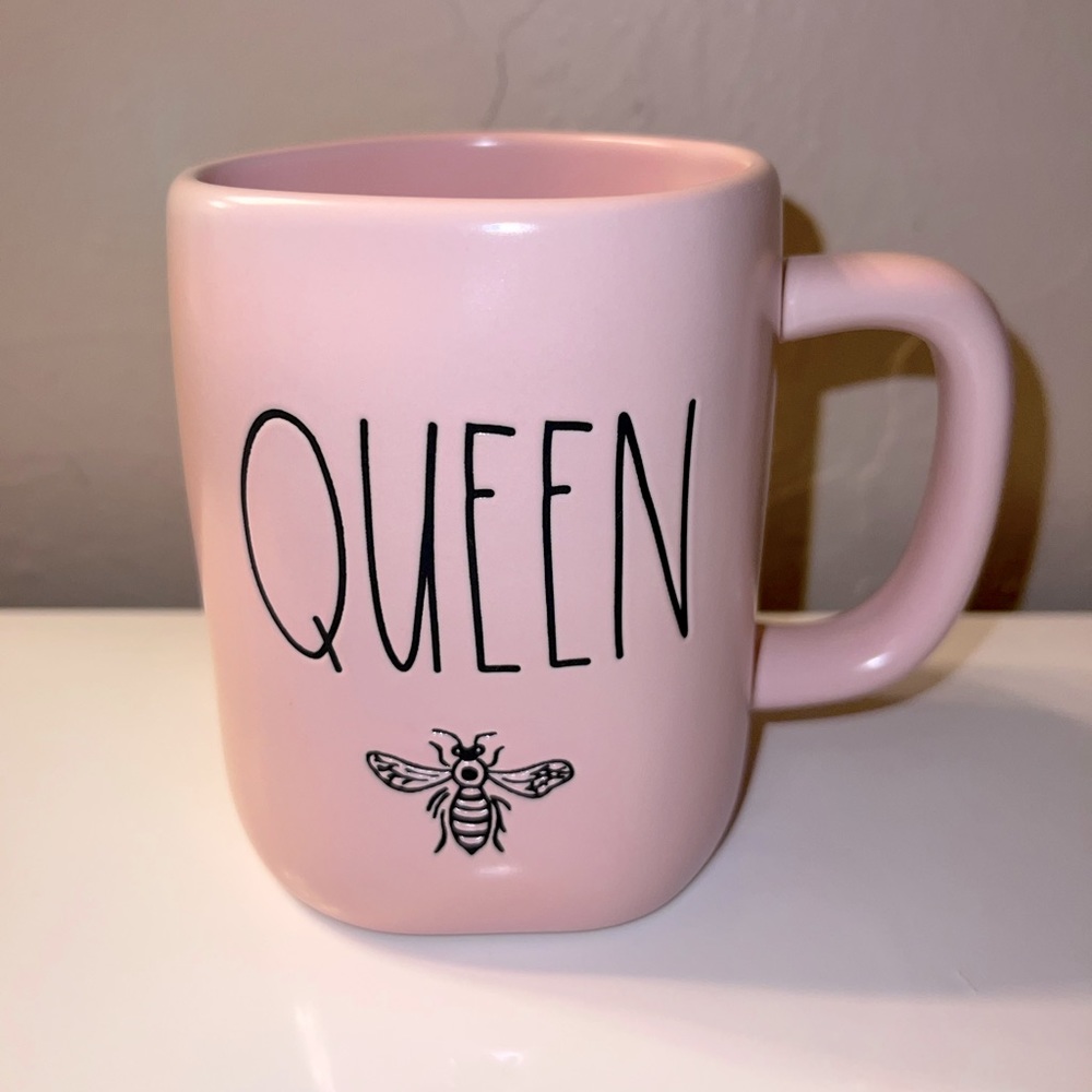 Rae Dunn “Queen🐝” Mug